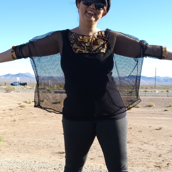 Oversized Fishnet Batik Top - Picture 4 of 4